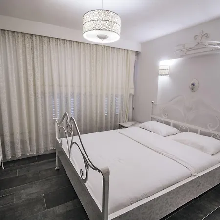 Bueyuekada Port 호텔 아달라르