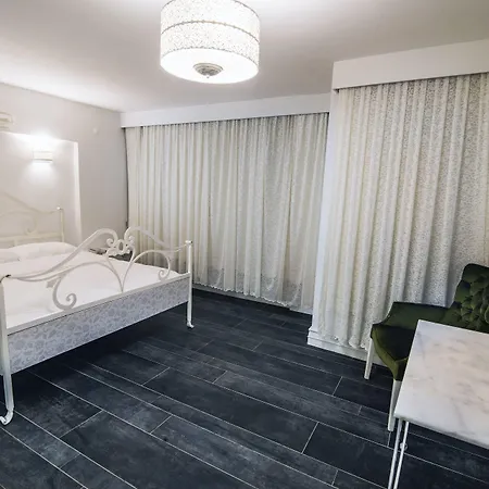 Bueyuekada Port 아달라르