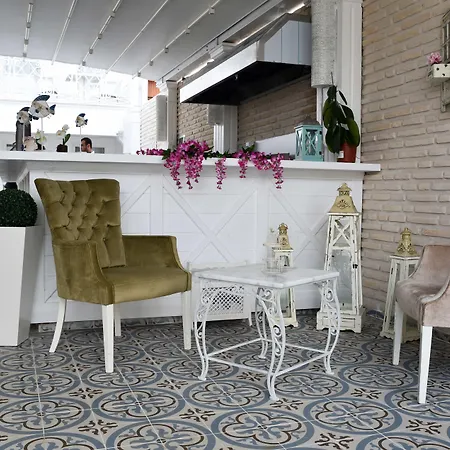 Bueyuekada Port 아달라르