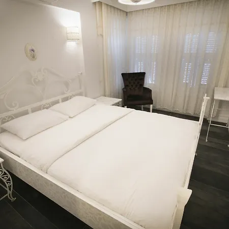 Bueyuekada Port 호텔 아달라르